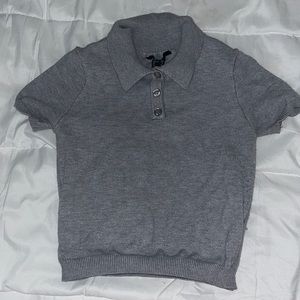 Cute cropped gray shirt with white buttons and stretchy waist